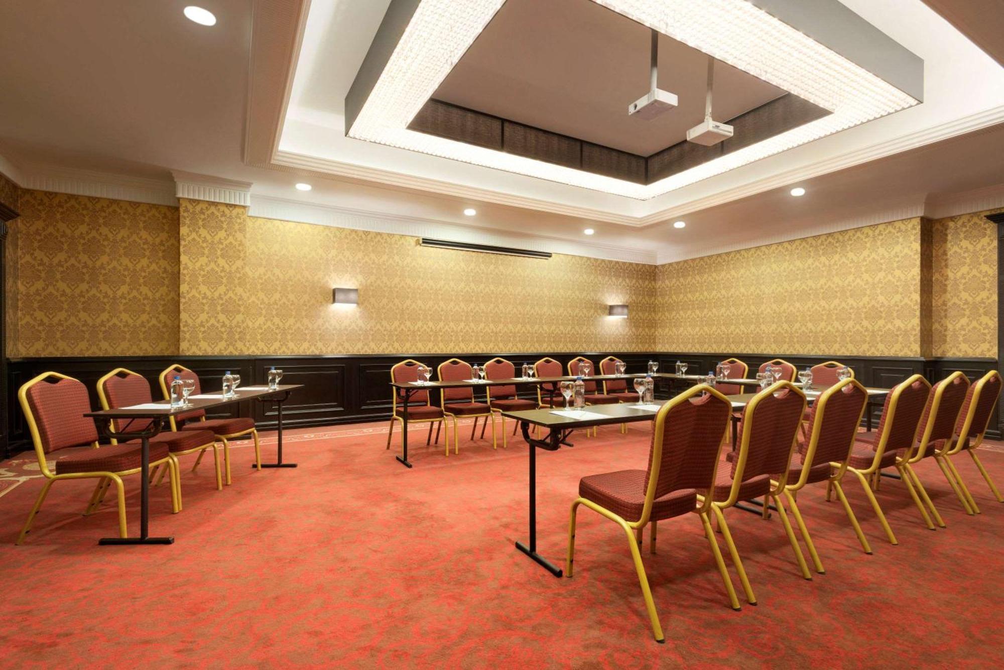 Ramada By Wyndham Sakarya Hotel Екстер'єр фото