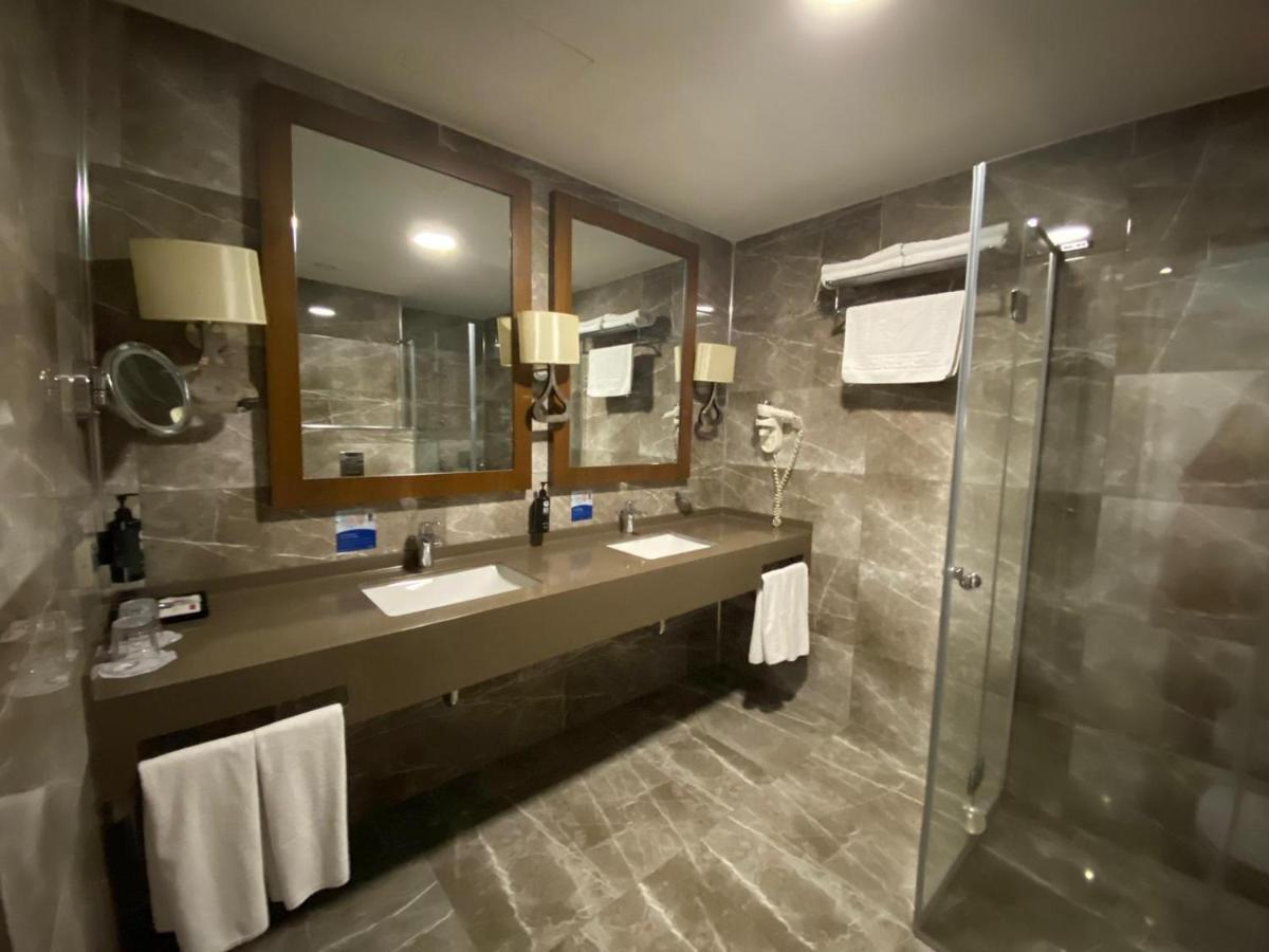 Ramada By Wyndham Sakarya Hotel Екстер'єр фото