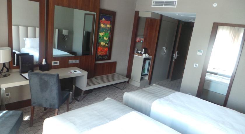 Ramada By Wyndham Sakarya Hotel Екстер'єр фото