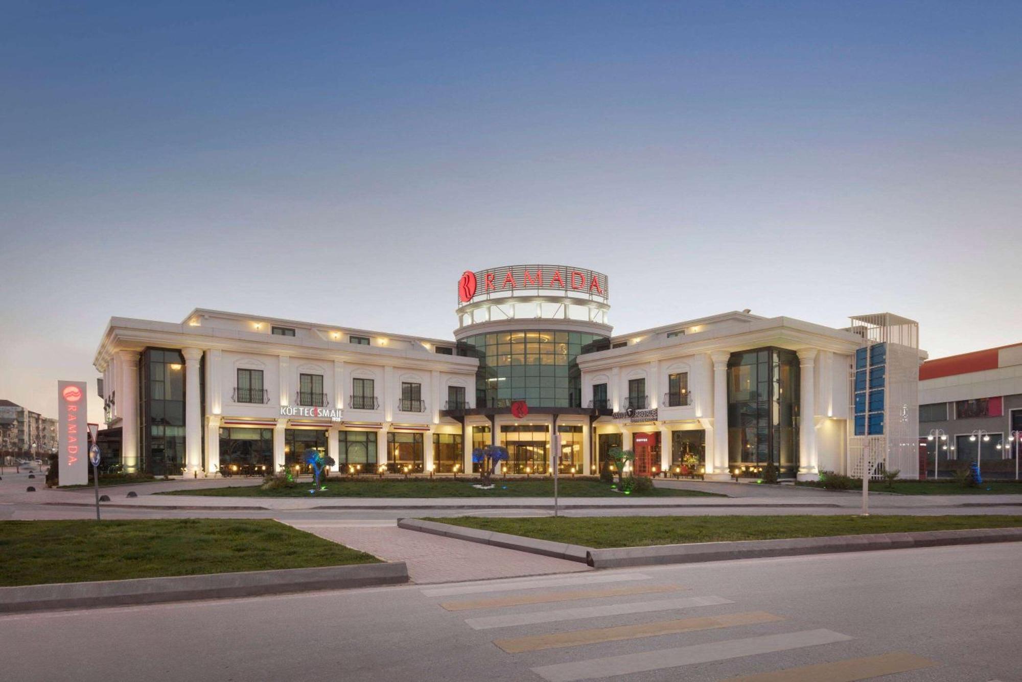 Ramada By Wyndham Sakarya Hotel Екстер'єр фото