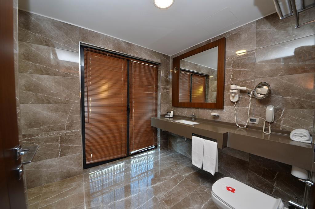 Ramada By Wyndham Sakarya Hotel Екстер'єр фото