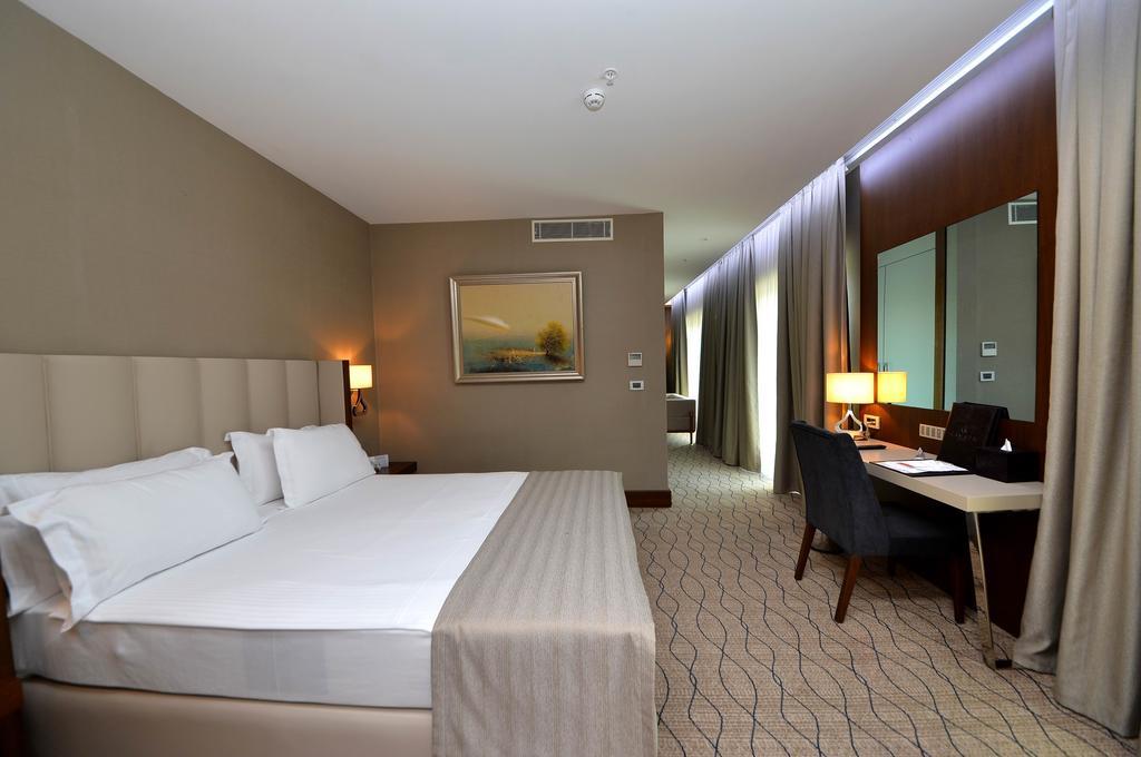 Ramada By Wyndham Sakarya Hotel Екстер'єр фото