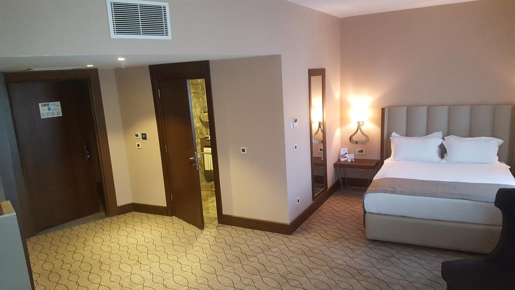Ramada By Wyndham Sakarya Hotel Екстер'єр фото